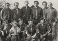 Vladimír Hejtmanský (dole druhý zprava), nacvičování na spartakiádu, 80. léta