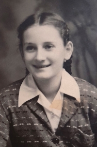 Zlata Bednářová (Korpášová) as a young girl