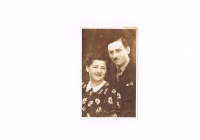 Gizela Goldstein-Waldova with her husband. Trebisov 1940
