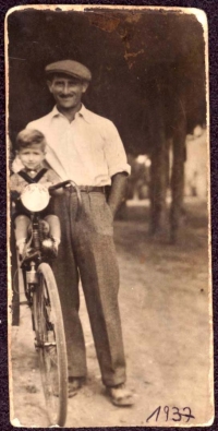 Eugen Wald and his first son - Šlomo, Tel Aviv 8.1937


