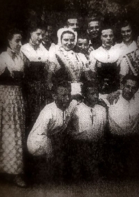 Hilda Bartáková (in the middle) in Lusatian-Serbian folk costume 
