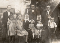 Vpravo s bílým šátkem babička Anna Prášková z maminčiny strany, Kýnice, 30. léta 20. století 
