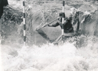 Gabriel Janoušek (ukrytý pod vodní peřejí) s Milanem Horynou při závodech na Lipně, 1971