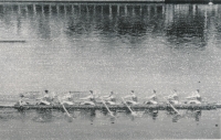 Československá osmiveslice si na olympiádě v Tokiu 1964 jede pro bronz. Richard Nový na 'štroku' vepředu. Telefoto ČTK