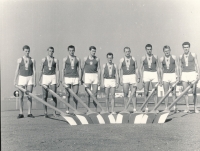 Richard Nový na letní olympiádě v Tokiu 1964 s dalšími členy bronzové osmiveslice. Stojí zcela vlevo