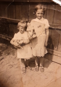 Zlata Bednářová (Korpášová) with her sister