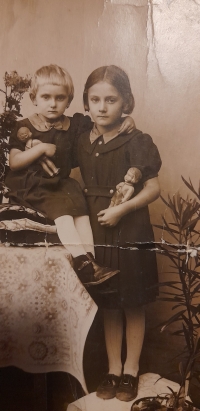 Zlata Korpášová (Bednářová) with her sister, Christmas		