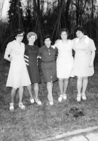 Marie Voznicová (uprostřed) s mazačkami z koksovny v Karviné / před večírkem / 80. léta