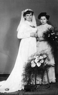 Marie Poskerová se sestrou jako nevěstou / kolem roku 1956