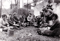 Marie Voznicová (vzadu v přilbě) s kolektivem žen z třídírny uhlí / z brigády / 80. léta