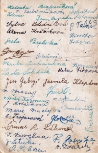 The back side of a photo of Marie Voznicová's classmates from Doubrava with their signatures

