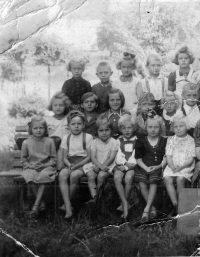 Marie Voznicová (bottom middle) in the first grade in Doubrava
