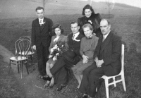 Prarodiče Marie Voznicové Poskerovi s dětmi (otec Marie Voznicové Evžen úplně vlevo