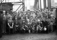 Team of employees of the ČSA coking plant in Karviná - operation of blast furnaces and sorting plant / 1980s

