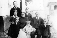 Prarodiče Josefa Zawadského se svými dětmi / vlevo nahoře otec pamětníka Antonín Zawadský / 30. léta