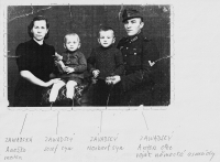 Josef Zawadský s rodiči Antonínem a Anežkou a starším bratrem Norbertem / 1944