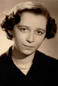 Stanislava Žabková, maturitní foto, 1952