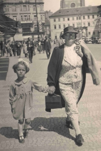 Stanislava Žabková s babičkou Čadilovou v Praze na Nár. třídě nedaleko Jungm. náměstí, asi 1938