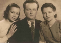 Stanislava Žabková s rodiči Václavem a Jarmilou Čadilovými, válečná léta