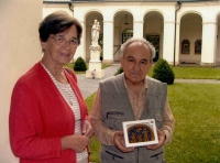 Stanislava Žabková s děkanem kostela ve Křtinách (drží betlém z vizovického pečiva, který vyrobila pamětnice), 2005
