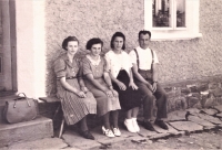 Sister Jarmila Odehnalová (left) in front of house no. 34 (in which Josef Švancara lived in 2022), 1942 or 1943