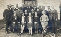 Obyvatelé Dubí Hory (ve světlém obleku je místní učitel, nad ním tatínek paní Mrkvičkové, tj. tchán pamětníka)