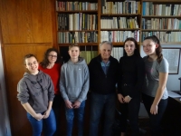 Karel Mráz s žákovským týmem z Masarykovy základní školy v Klatovech v rámci projektu Příběhy našich sousedů