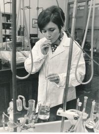 Bohumila Řešátková working in a chemical laboratory in the 1970s