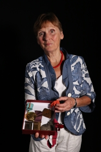 Bohumila Řešátková se svými medailemi, mezi nimi zlatá z mistrovství světa a stříbrná z olympiády
