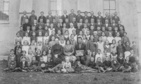 School class in Eibenthalu, 1937, the intreviewee not recognised