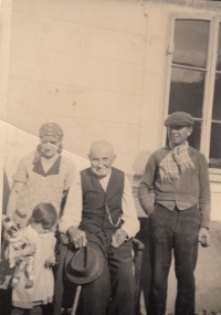 Rodiče Jarmila a Alois Macasovi, jejich dcera Anna a děda Josef Macas, 1940