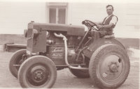 Alois Macas s novým traktorem, 1942