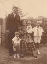 Josef Dvořák (starší hoch) s rodiči, sestrou Věrou a bratrem Vladimírem v roce 1934