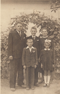 Josef Dvořák (starší hoch) s rodiči, sestrou Věrou a bratrem Vladimírem v roce 1941