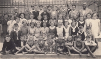 Josef Dvořák ve čtvrté třídě v roce 1937 (nahoře třetí zleva)