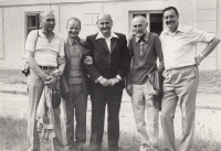 Josef Dvořák (druhý zleva) s partou kamarádů