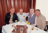 Josef Dvořák (druhý zleva) s partou kamarádů v roce 1994