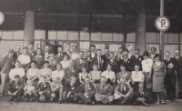 Josef Dvořák (třetí zleva dole) a tatínek (dole uprostřed) na výpravě do Zlína v roce 1942, pamětník se tam chtěl u Bati vyučit