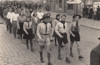 Josef Dvořák (vpředu uprostřed) se skauty v Čelákovicích při pochodu 28. října 1946