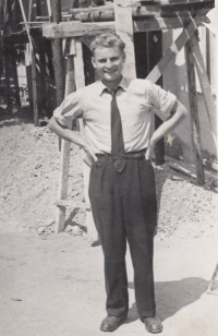 Josef Dvořák jako chemik ve Státním výzkumném ústavu sklářském v Hradci Králové v roce 1947