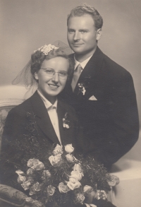 Josef Dvořák s manželkou Miladou, svatební fotografie z roku 1955