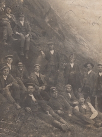 Tatínek Josef Dvořák (prostřední řada vlevo) pomáhá při stavbě železnice v roce 1917