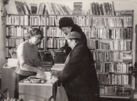 Manželka Milada Dvořáková (vlevo) pracovala jako knihovnice