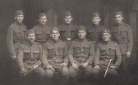 Tatínek Josef Dvořák (nahoře uprostřed) na vojně v roce 1926