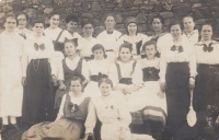 Maminka Jiřina, rozená Hrubá, (třetí zleva ve druhé řadě) v pokračovací škole, asi rok 1920