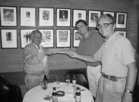 Marcel Rejmánek (vpravo) a jeho spolupracovník Dave Richardson (uprostřed) při slavnostním předávání kapitoly do knihy „Invazivní cizí druhy, nová syntéza“ ve Stanford University v červenci 2001, vlevo vedoucí redaktor svazku Hal Mooney
