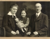 Doris Bartoníčková with her grandparents Josef Böhm and Marie Böhmová in Dejvice, 1942 (The photo was sent to her mother to the Ravensbrück concentration camp.)