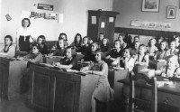 Doris Bartoníčková in a girls' class, 1946