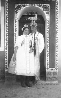 Parents Antonín and Marie Bartošs in Lanžhot, 1937