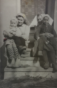 Emilie Pytelová, její tchyně a dvě děti